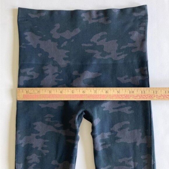 Spanx Look at Me Now Seamless Leggings Black Camo Small - Picture 10 of 12
